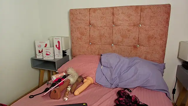 Skye Moore online show from 10.14.25