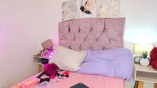 Skye Moore online show from 02.04.26