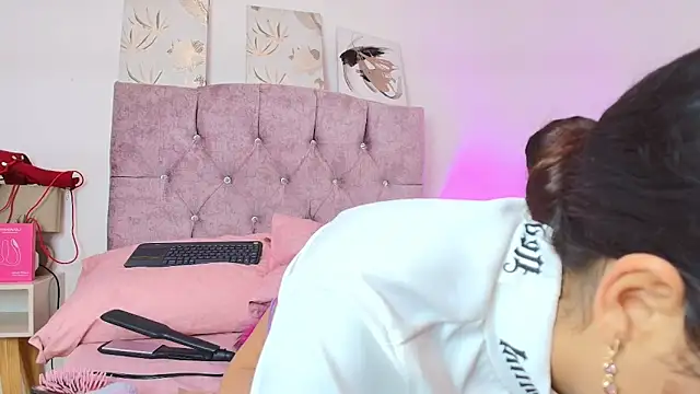 Skye Moore online show from 03.05.26