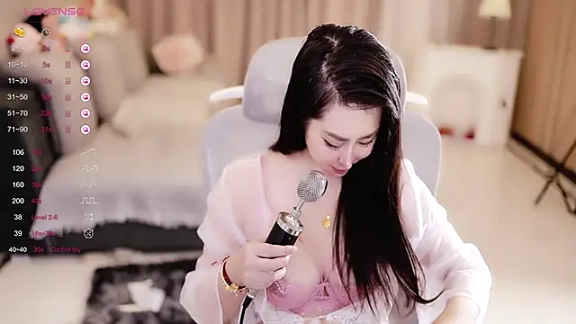 Snapshot of Moonccoi chatting on 02.20.25 Moonccoi online show from 02.20.25