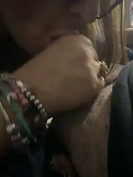 Snapshot of EMIeISL chatting on 10.24.25 EMIeISL online show from 10.24.25