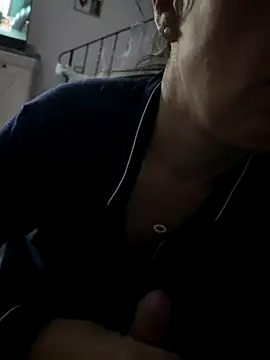 Snapshot of EMIeISL chatting on 10.31.25 EMIeISL online show from 10.31.25