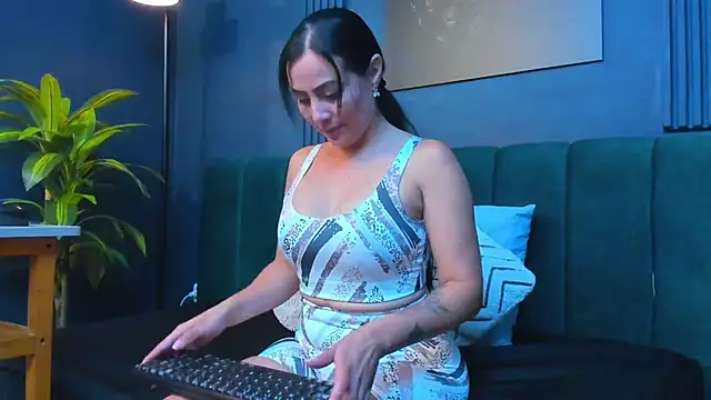 scarlet edwars online show from 11.17.25