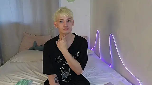 Julian wins online show from 04.04.26