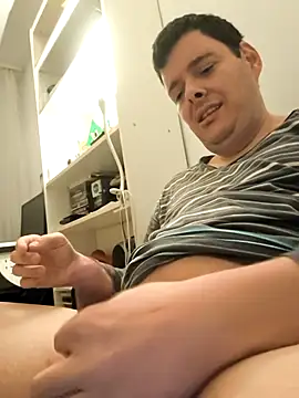 Snapshot of maksimovic chatting on 11.23.25 maksimovic online show from 11.23.25