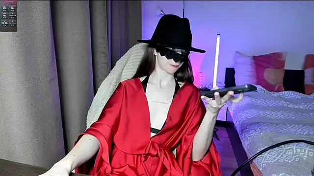 Snapshot of holyharlot chatting on 03.12.25 holyharlot online show from 03.12.25