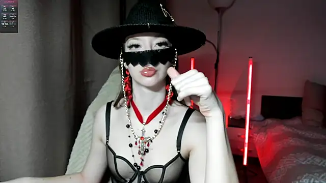 Snapshot of holyharlot chatting on 03.14.25 holyharlot online show from 03.14.25