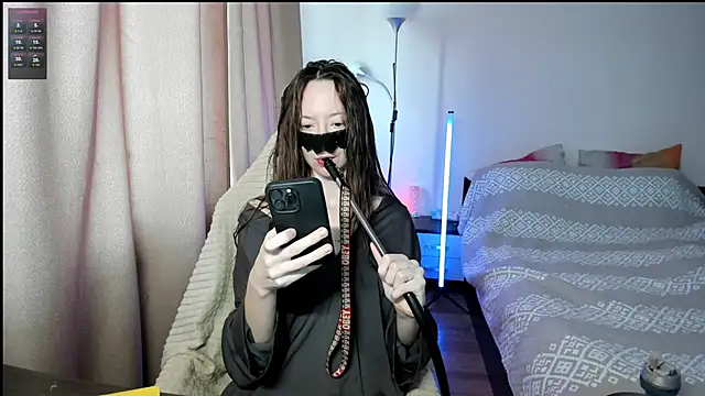 Snapshot of holyharlot chatting on 03.17.25 holyharlot online show from 03.17.25