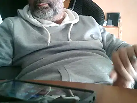 Snapshot of lanata chatting on 03.08.25 lanata online show from 03.08.25