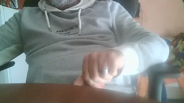 Snapshot of lanata chatting on 12.17.25 lanata online show from 12.17.25