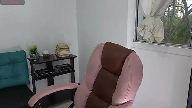 Snapshot of atenea_02_love chatting on 05.25.26 atenea 02 love online show from 05.25.26