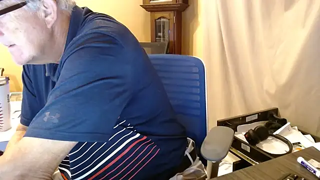 Snapshot of olderandwiser2 chatting on 10.01.25 olderandwiser2 online show from 10.01.25