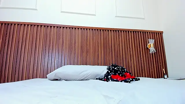 MELINAMARTINS online show from 02.25.25