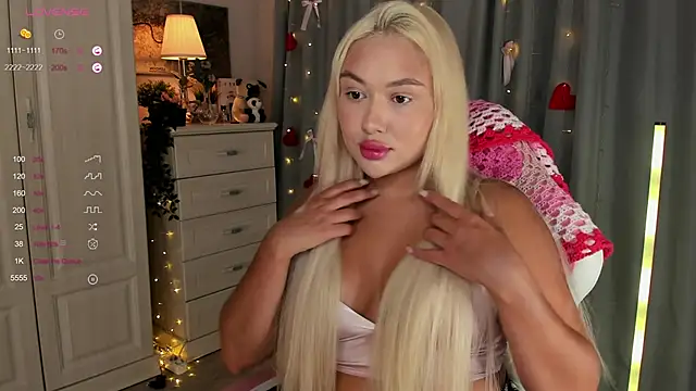 Snapshot of _Loneve__ chatting on 03.27.26 Loneve online show from 03.27.26