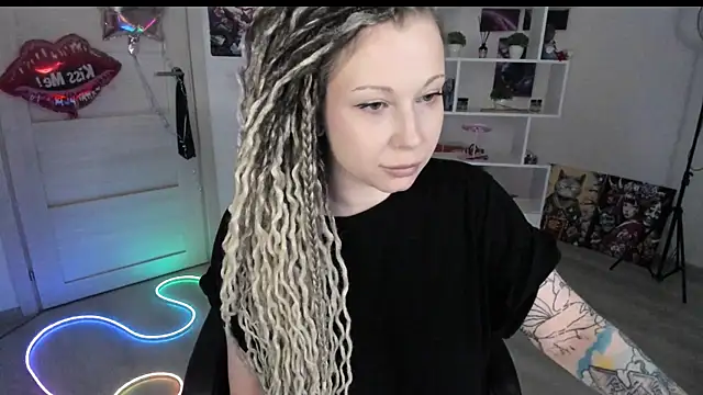 Snapshot of HoneySallyMoore chatting on 03.25.26 HoneySallyMoore online show from 03.25.26