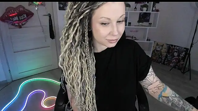 Snapshot of HoneySallyMoore chatting on 03.27.26 HoneySallyMoore online show from 03.27.26