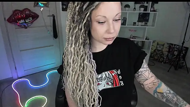 Snapshot of HoneySallyMoore chatting on 04.12.26 HoneySallyMoore online show from 04.12.26