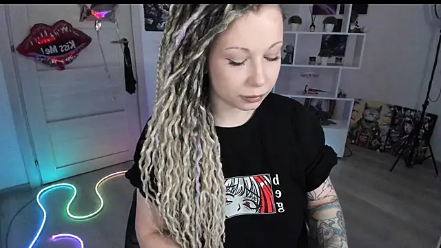 Snapshot of HoneySallyMoore chatting on 04.15.26 HoneySallyMoore online show from 04.15.26