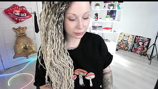 Snapshot of HoneySallyMoore chatting on 06.18.26 HoneySallyMoore online show from 06.18.26