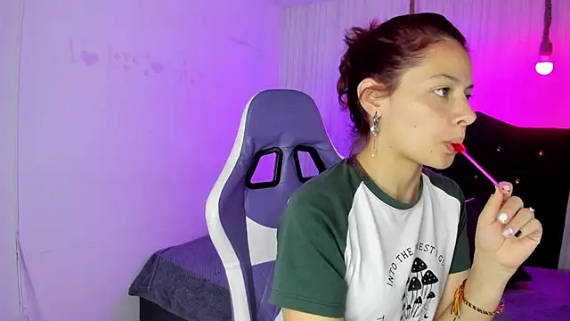 Snapshot of nicky_angel1 chatting on 11.10.25 nicky angel1 online show from 11.10.25