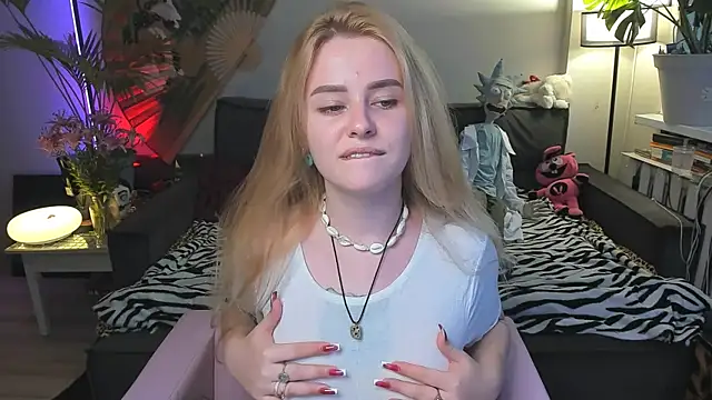 Alexa Pirs online show from 07.18.26
