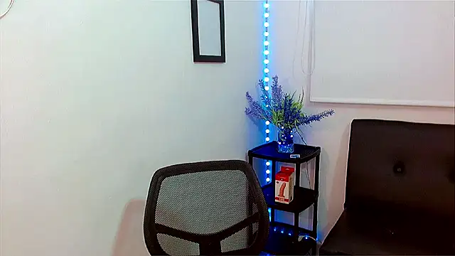 Emilybateee online show from 02.19.25