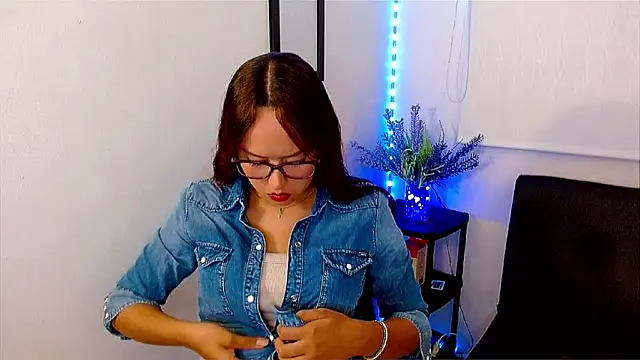 Emilybateee online show from 02.20.25