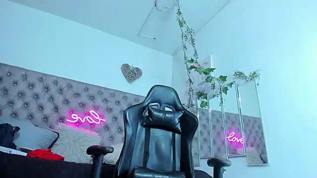 Snapshot of Naomii_Viper chatting on 10.15.25 Naomii Viper online show from 10.15.25