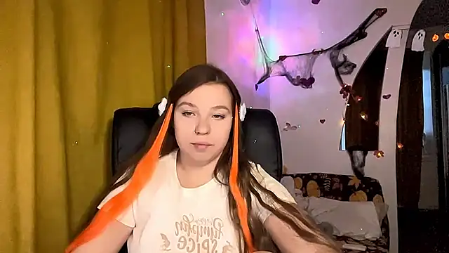 Snapshot of SweetAlissa18 chatting on 10.24.25 SweetAlissa18 online show from 10.24.25