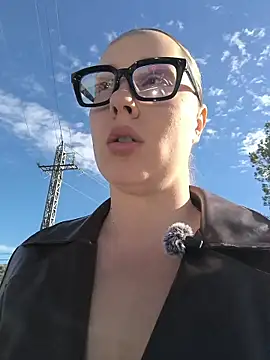 Snapshot of Mona_Plus chatting on 11.20.25 Mona Plus online show from 11.20.25