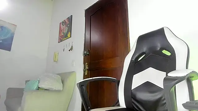 Snapshot of Daniloz_ chatting on 02.16.25 Daniloz online show from 02.16.25