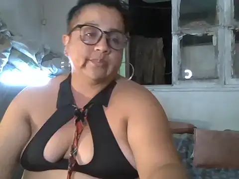 Snapshot of erinadarling79 chatting on 02.15.25 erinadarling79 online show from 02.15.25