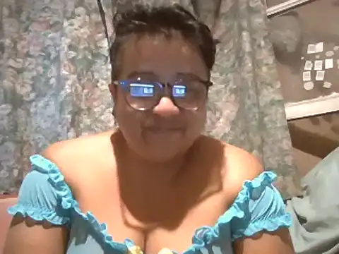 Snapshot of erinadarling79 chatting on 02.18.25 erinadarling79 online show from 02.18.25