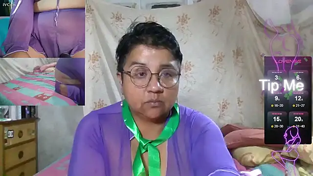 Snapshot of erinadarling79 chatting on 10.11.25 erinadarling79 online show from 10.11.25