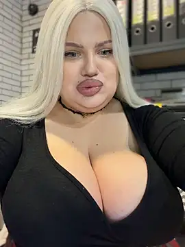 Snapshot of Eliaden chatting on 10.31.25 Eliaden online show from 10.31.25