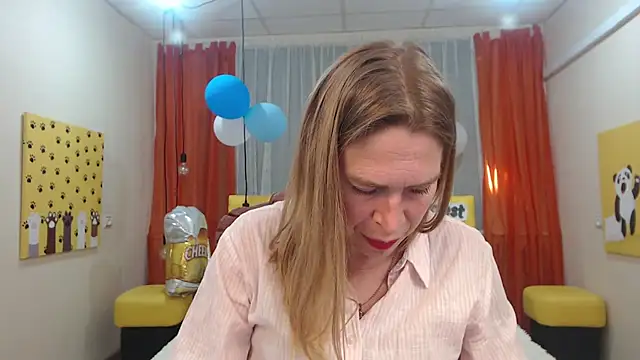 Snapshot of TessaDaybreak chatting on 09.24.25 TessaDaybreak online show from 09.24.25