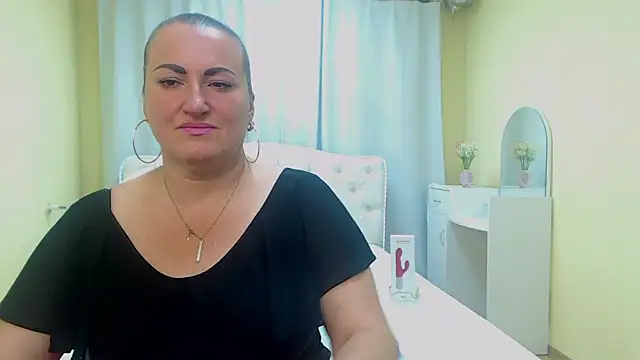 Snapshot of DianaMGG chatting on 05.28.26 DianaMGG online show from 05.28.26