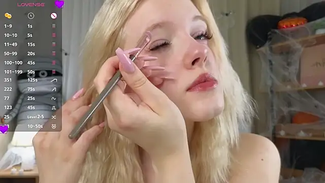 EdlaHewell online show from 11.06.25