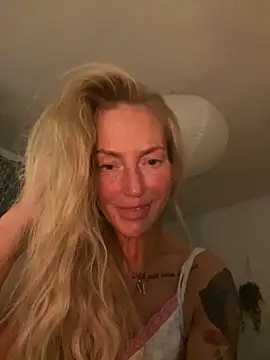 Snapshot of Fiery_Blonde_LexiX chatting on 10.20.25 Fiery Blonde LexiX online show from 10.20.25