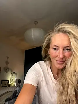 Snapshot of Fiery_Blonde_LexiX chatting on 10.21.25 Fiery Blonde LexiX online show from 10.21.25