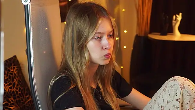 Snapshot of EveMundie chatting on 05.26.26 EveMundie online show from 05.26.26