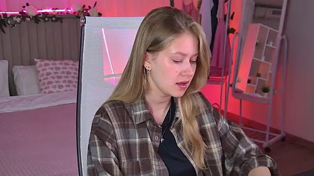 Snapshot of EveMundie chatting on 06.15.26 EveMundie online show from 06.15.26