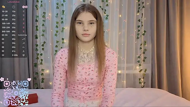 Snapshot of CarolinePepper chatting on 02.25.26 CarolinePepper online show from 02.25.26