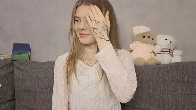 Snapshot of CarolinePepper chatting on 07.04.26 CarolinePepper online show from 07.04.26