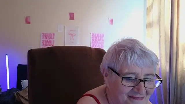 Snapshot of Sandra_Snowflake chatting on 05.11.26 Sandra Snowflake online show from 05.11.26