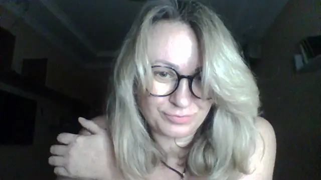 Snapshot of Mary888x chatting on 12.21.25 Mary888x online show from 12.21.25