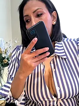 Mrsvictoriaaa online show from 12.18.25