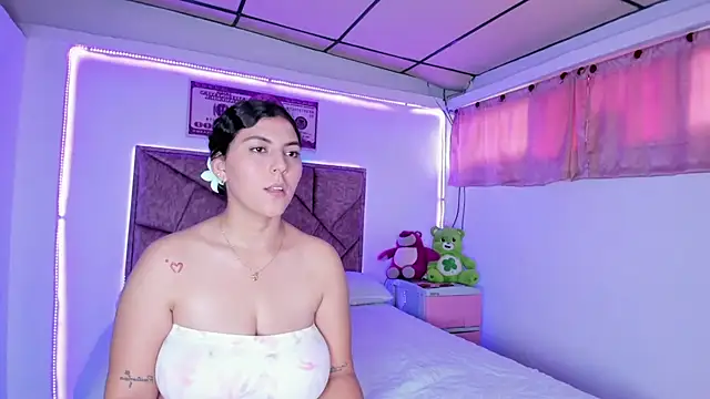 Snapshot of Cristal_Smith20 chatting on 10.18.25 Cristal Smith20 online show from 10.18.25