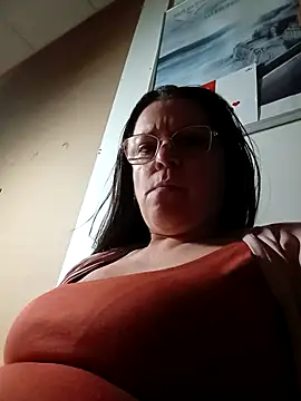 Snapshot of Conejta chatting on 02.28.25 Conejta online show from 02.28.25