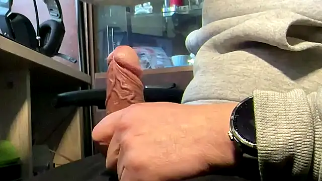 Snapshot of LattenLarsi chatting on 04.13.26 LattenLarsi online show from 04.13.26